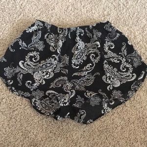 Black and white flowy shorts !